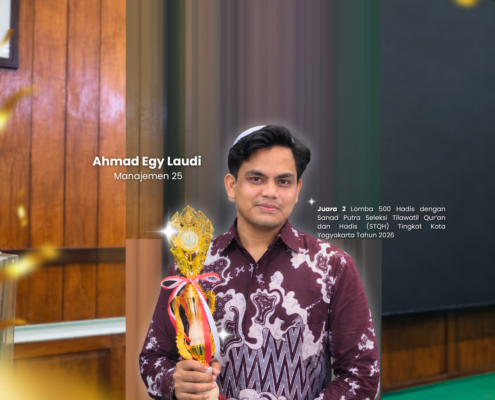 Ahmad Egy Laudi, mahasiswa Manajemen angkatan 25, memegang piala Juara 2 Lomba 500 Hadis dengan Sanad Putra STQH Tingkat Kota Yogyakarta 2026