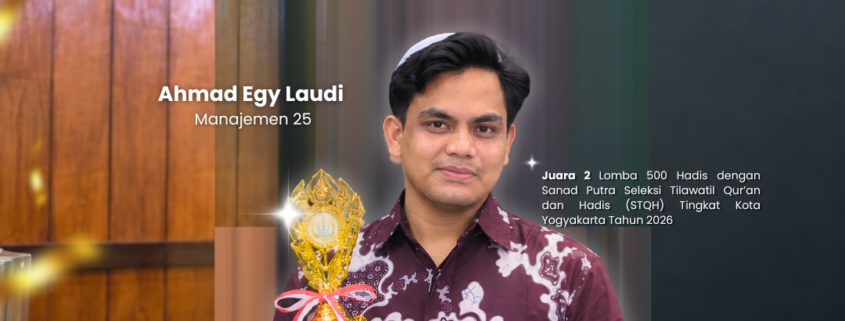 Ahmad Egy Laudi, mahasiswa Manajemen angkatan 25, memegang piala Juara 2 Lomba 500 Hadis dengan Sanad Putra STQH Tingkat Kota Yogyakarta 2026